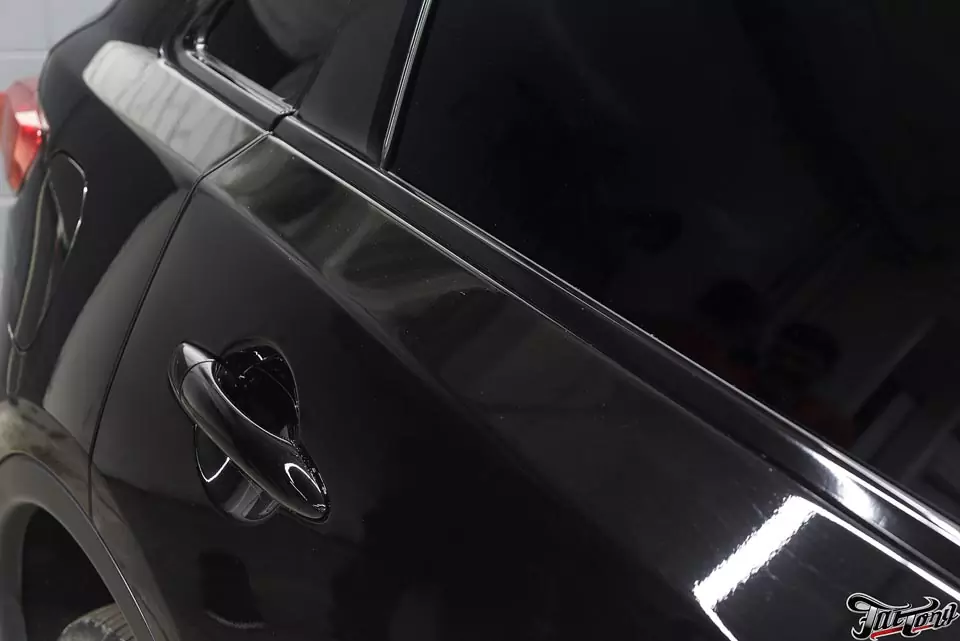 Infiniti QX70. Удаление хрома с кузова и окрас в черный глянец (антихром). Окрас масок фар в черный глянец.